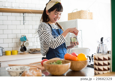 北欧女子 キッチン 料理をする女性 北欧女子 キッチン 料理をする女性 29682329