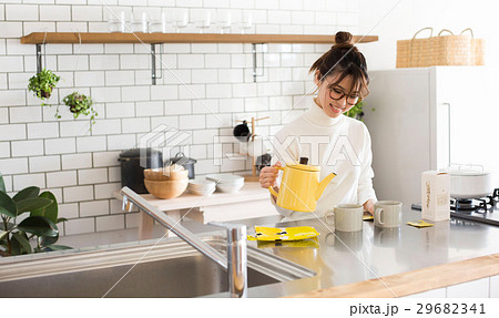北欧女子　キッチン　お茶を淹れる女性 29682341