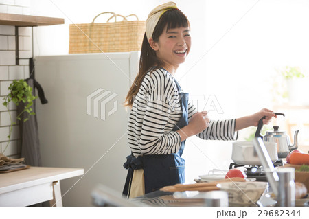 北欧女子 キッチンに立つ女性 北欧女子 キッチンに立つ女性 29682344