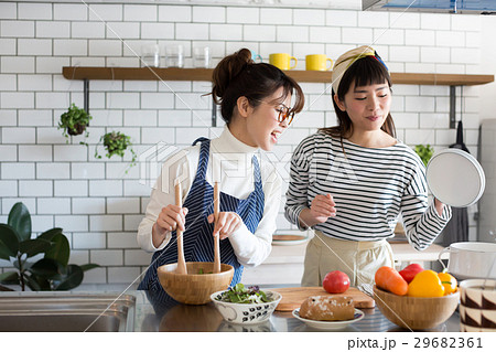 北欧女子 キッチン 料理 女性 友達 北欧女子 キッチン 料理 女性 友達 29682361