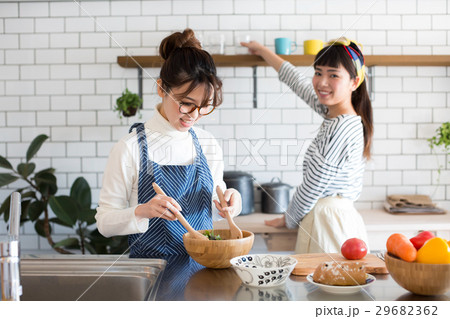 北欧女子　キッチン　料理　女性　友達 29682362