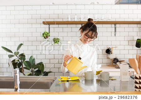 北欧女子　キッチン　お茶を淹れる女性 29682376