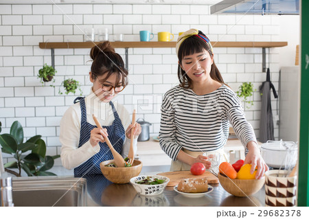 北欧女子 キッチン 料理 女性 友達 北欧女子 キッチン 料理 女性 友達 29682378