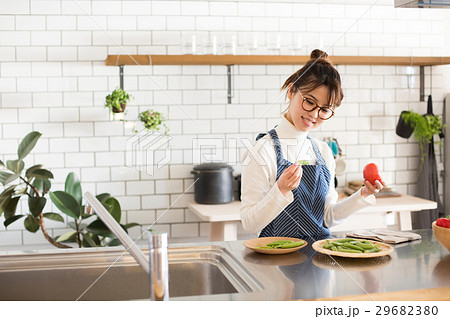 北欧女子　キッチン　料理をする女性 29682380