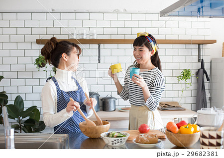 北欧女子　キッチン　料理　女性　友達 29682381