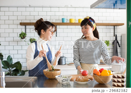 北欧女子 キッチン 料理 女性 友達 北欧女子 キッチン 料理 女性 友達 29682382