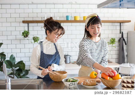 北欧女子　キッチン　料理　女性　友達 29682387