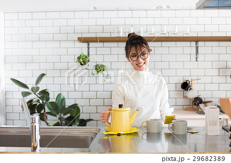 北欧女子 キッチン お茶を淹れる女性 北欧女子 キッチン お茶を淹れる女性 29682389
