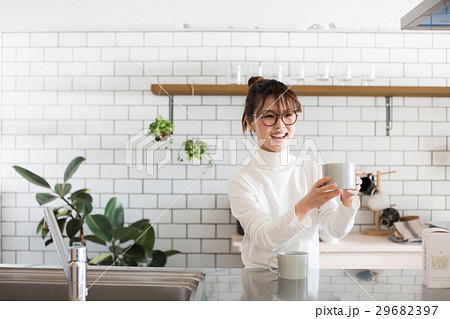 北欧女子 キッチン お茶を淹れる女性 北欧女子 キッチン お茶を淹れる女性 29682397