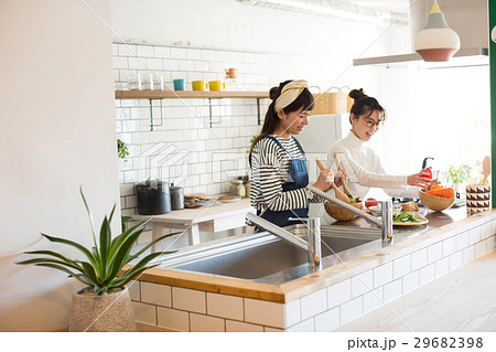 北欧女子 キッチン 料理 女性 友達 北欧女子 キッチン 料理 女性 友達 29682398