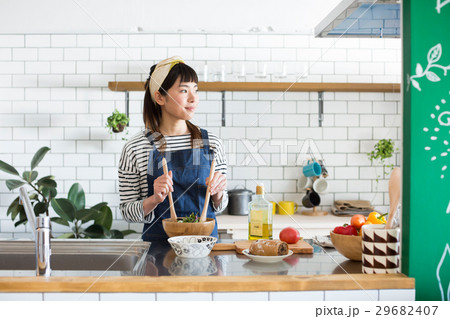 北欧女子 キッチン 料理をする女性 北欧女子 キッチン 料理をする女性 29682407