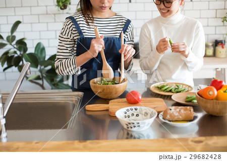 北欧女子　キッチン　料理　女性　友達 29682428