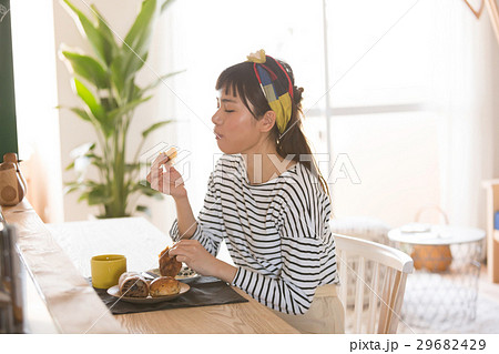 北欧女子 朝食 食事をする女性の写真素材