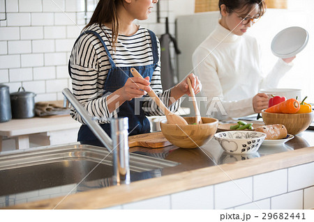 北欧女子　キッチン　料理　女性　友達 29682441
