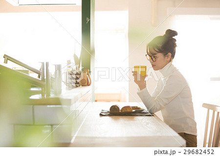 北欧女子 朝食 食事をする女性 北欧女子 朝食 食事をする女性 29682452