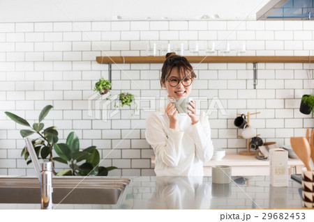 北欧女子　キッチン　マグカップを持つ女性 29682453