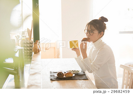 北欧女子　朝食　食事をする女性 29682459