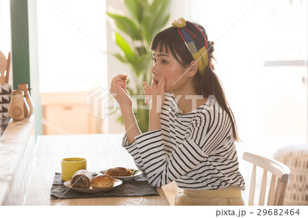 北欧女子　朝食　食事をする女性 29682464