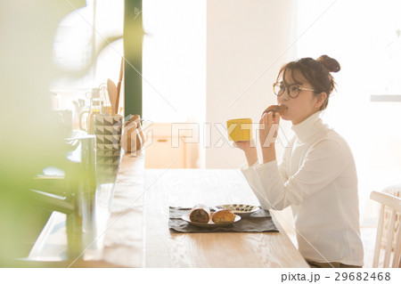 北欧女子　朝食　食事をする女性 29682468