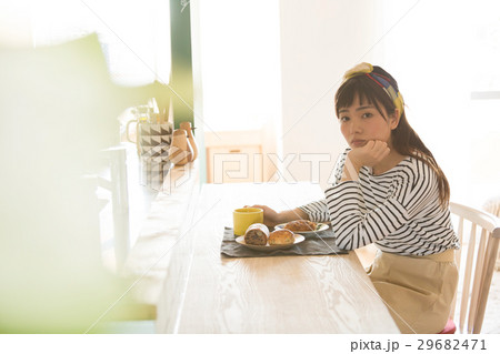 北欧女子 朝食 食事をする女性 北欧女子 朝食 食事をする女性 29682471