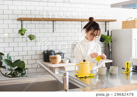 北欧女子　キッチン　お茶を淹れる女性 29682479