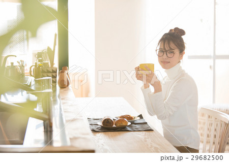 北欧女子　朝食　食事をする女性 29682500