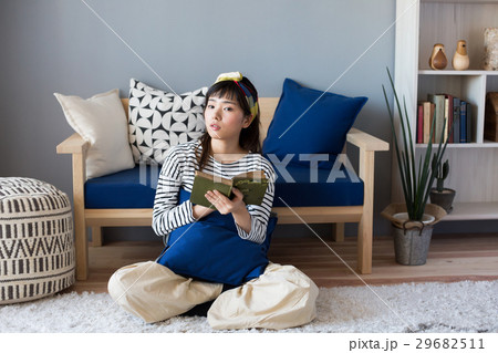 北欧女子　本を読む女性 29682511