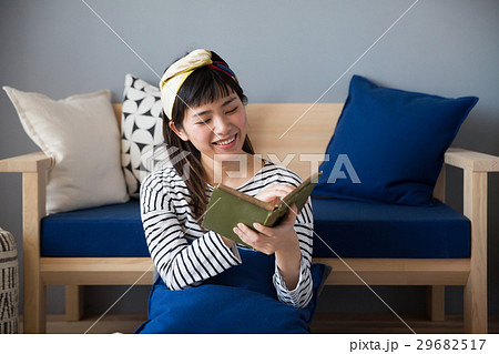 北欧女子 本を読む女性 北欧女子 本を読む女性 29682517