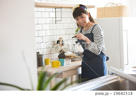北欧女子 キッチンに立つ女性 北欧女子 キッチンに立つ女性 29682518