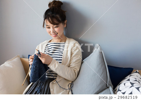 北欧女子 編み物をする女性の写真素材
