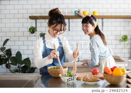 北欧女子　キッチン　料理　女性　友達 29682524