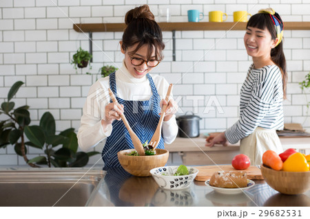 北欧女子 キッチン 料理 女性 友達 北欧女子 キッチン 料理 女性 友達 29682531