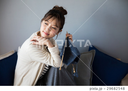 北欧女子　編み物をする女性 29682548