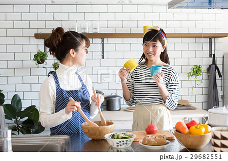 北欧女子　キッチン　料理　女性　友達 29682551