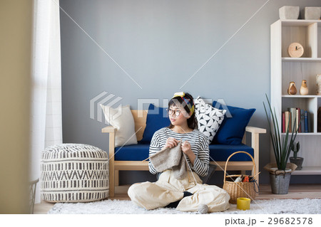 北欧女子　編み物をする女性 29682578