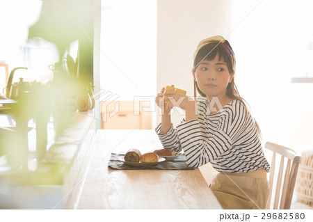 北欧女子 朝食 食事をする女性 北欧女子 朝食 食事をする女性 29682580