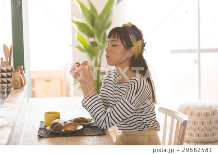 北欧女子　朝食　食事をする女性 29682581