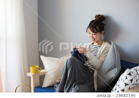 北欧女子　編み物をする女性 29682590
