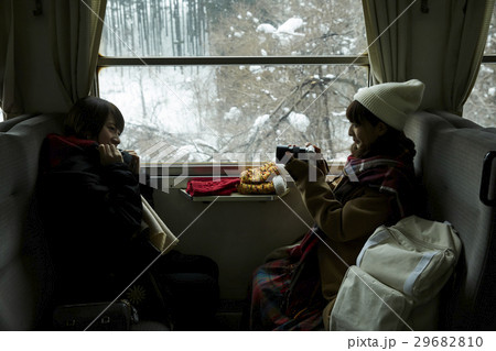 冬の女子旅 雪景色のローカル線 冬の女子旅 雪景色のローカル線 29682810
