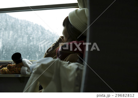 冬の女子旅 雪景色のローカル線 冬の女子旅 雪景色のローカル線 29682812