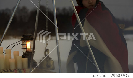 雪上で焚き火をする女性 29682937