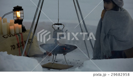 雪上で焚き火をする女性 雪上で焚き火をする女性 29682958