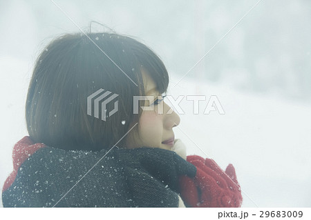 雪上の女性 雪上の女性 29683009