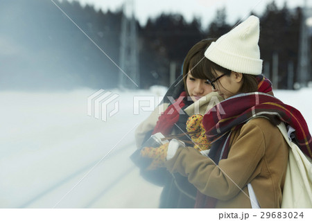 冬の女子旅　雪景色の駅 29683024