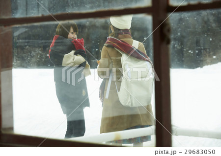 冬の女子旅 雪景色の駅 冬の女子旅 雪景色の駅 29683050