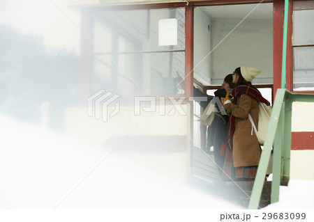 冬の女子旅　雪景色の駅 29683099