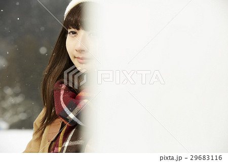冬の女子旅　雪景色の駅 29683116
