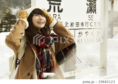 冬の女子旅　雪景色の駅 29683123