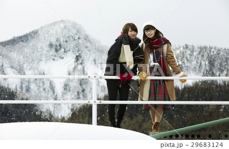 冬の女子旅　雪景色の駅 29683124