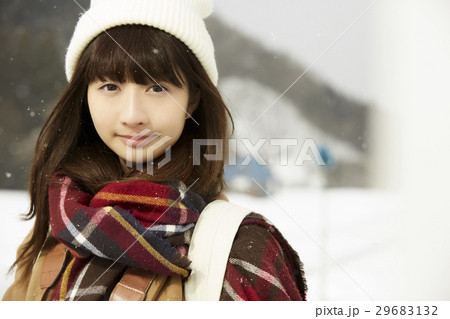 冬の女子旅　雪景色の駅 29683132